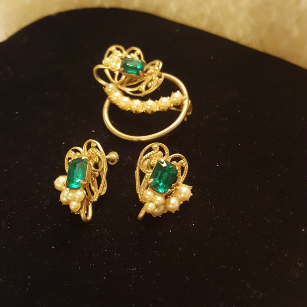 Beautiful vintage brooch and matching earrings